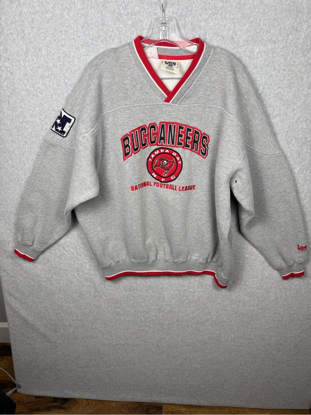 VTG Lee Sport Tampa Bay Buccaneers NFL Sweatshirt Gray Red V Neck Pullover XL